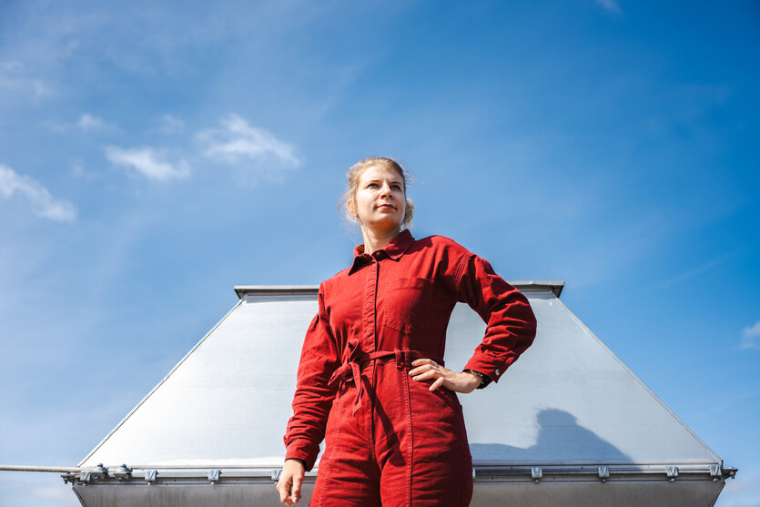 Die Astronautin Rabea Rogge auf dem Dach des taz-Gebäudes