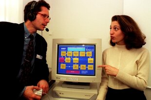 Ein Mitarbeiter des Deutschen Forschungszentrums für Künstliche Intelligenz (DFKI) demonstriert am 27.10.1995 in Stuttgart mit einer Gesprächspartnerin die Funktionsweise eines Prototyps des Computersystems "Verbmobil".