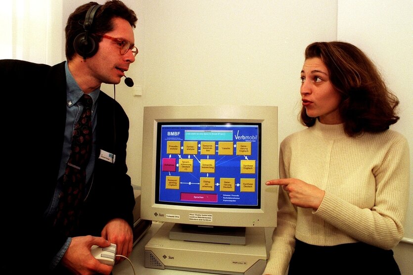 Ein Mitarbeiter des Deutschen Forschungszentrums für Künstliche Intelligenz (DFKI) demonstriert am 27.10.1995 in Stuttgart mit einer Gesprächspartnerin die Funktionsweise eines Prototyps des Computersystems "Verbmobil".