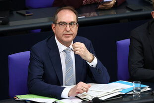 Bundesinnenminister Alexander Dobrindt im Deutschen Bundestag
