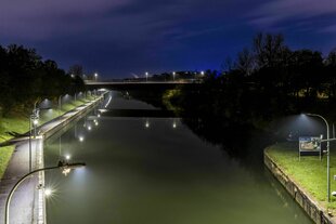 Beleuchteter Gehweg in der Nacht am Main-Donau-Kanal