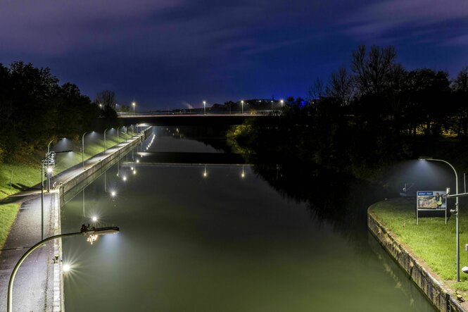 Beleuchteter Gehweg in der Nacht am Main-Donau-Kanal