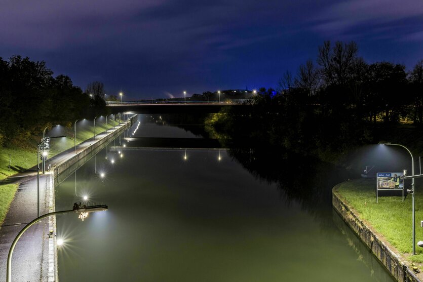 Beleuchteter Gehweg in der Nacht am Main-Donau-Kanal
