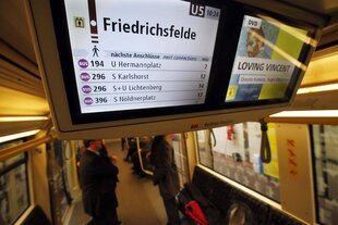 Das "Berliner Fenster" in der U-Bahn. Der Anzeigebildschirm zeigt kommende Haltestellen und das Filmplakat von Vincent Van Gogh.