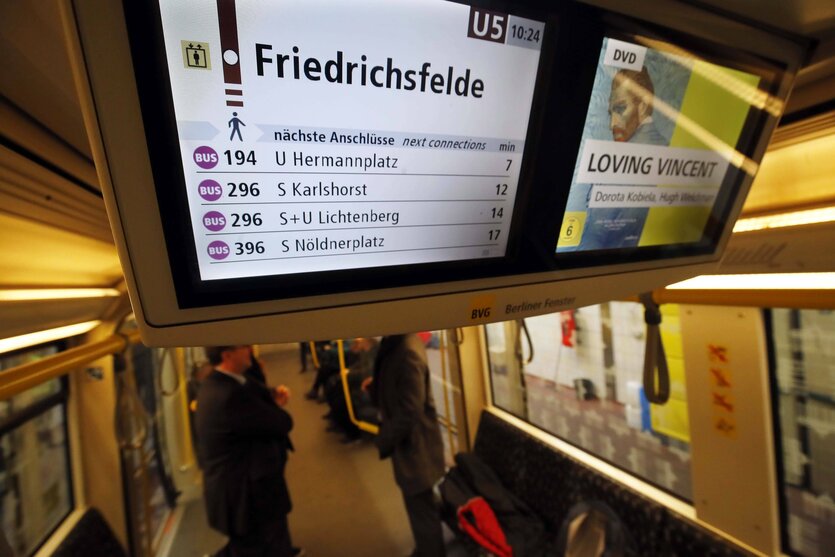 Das "Berliner Fenster" in der U-Bahn. Der Anzeigebildschirm zeigt kommende Haltestellen und das Filmplakat von Vincent Van Gogh.