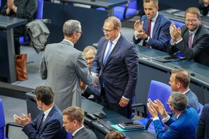 Henning Otte (CDU) nimmt Glückwünsche der Fraktion nach seiner Wahl als neuer Wehrbeauftragter des Bundestags entgegen.