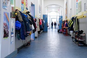Zwei Schülerinnen im Flur einer Grundschule