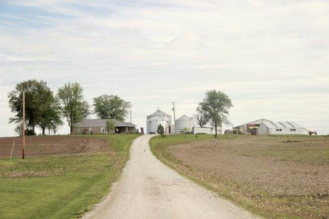 Farm und Silos in einer Landschaft