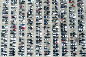 Neuwagen von Volkswagen stehen auf dem Gelände vom VW Stammwerk