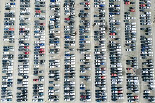 Neuwagen von Volkswagen stehen auf dem Gelände vom VW Stammwerk