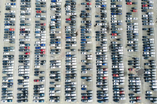 Neuwagen von Volkswagen stehen auf dem Gelände vom VW Stammwerk