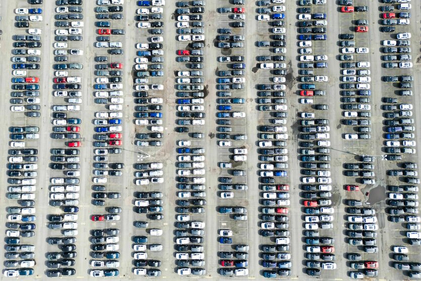 Neuwagen von Volkswagen stehen auf dem Gelände vom VW Stammwerk