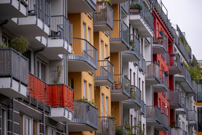 Reihe von Wohnhäusern mit Balkons