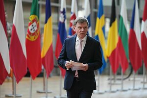 Johann Wadephul hält einen Zettel in den Händen