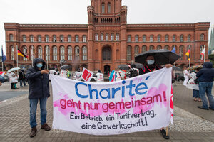 treikdemonstration Ver.di-Streikdemonstration am Mittwoch den 26. August 2020 in Berlin von Mitarbeitern des Uniklinikum Charite in Berlin.