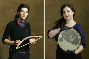 Zwei Fotos von Frauen, die Objekte halten: einen Kleiderbügel und ein Tambourin