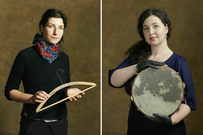 Zwei Fotos von Frauen, die Objekte halten: einen Kleiderbügel und ein Tambourin