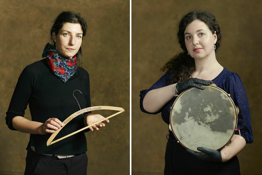 Zwei Fotos von Frauen, die Objekte halten: einen Kleiderbügel und ein Tambourin