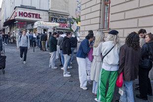 Mustafas Gemüse Kebap am Mehringdamm in Kreuzberg, unzählige Touris stehen an