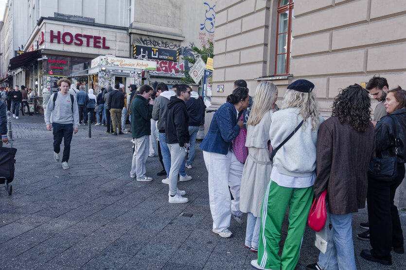 Mustafas Gemüse Kebap am Mehringdamm in Kreuzberg, unzählige Touris stehen an