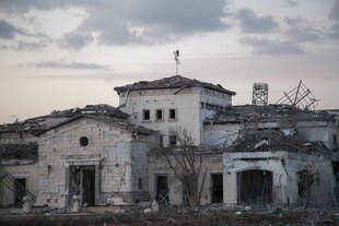 Das am 13. März 2022 aufgenommene Foto zeigt die durch den Raketenangriff beschädigten Gebäude in der Nähe des US-Konsulats in Erbil,