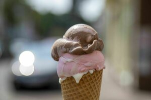 Eiskugeln schmelzen in der Eiswaffel