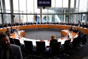 Die Ausschussmitglieder sitzen zu Beginn einer Sondersitzung des Ausschusses für Inneres und Heimat des Deutschen Bundestages im Paul-Löbe-Haus