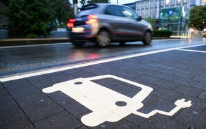 E-Ladezeichen auf der Straße