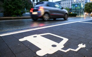 E-Ladezeichen auf der Straße