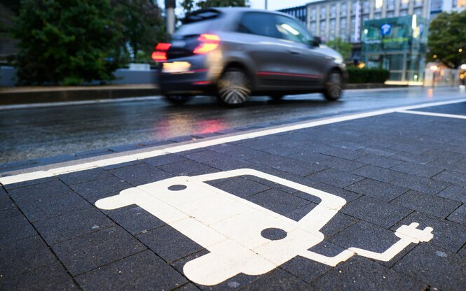 E-Ladezeichen auf der Straße