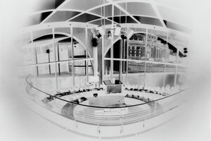schwarz-weiße Fotografie des Sitzungssaals