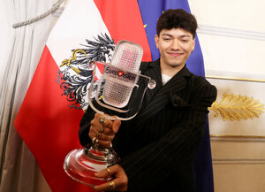 ESC-Sieger JJ mit der Trophäe