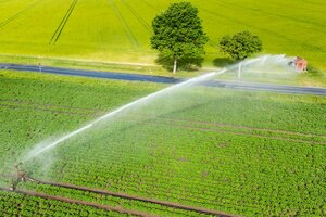 Feld wird bewässert