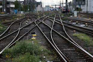 Ein Blick auf die Weichen und Gleise am Kölner Hauptbahnhof
