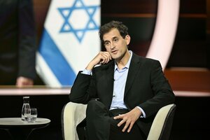 Philipp Peyman Engel im TV-Studio neben einer Fahne Israels