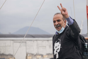 Yüksel Koç zeigt das Peace-Zeichen, er trägt ein T-Shirt mit dem Gesicht von PKK-Gründer Abdullah Öcalan
