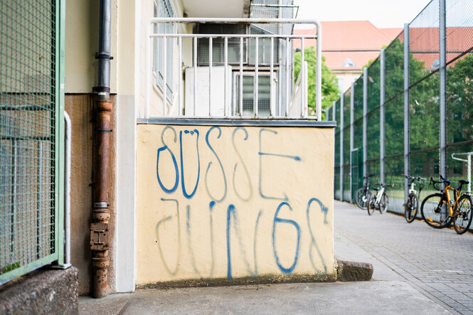 Aufschrift "süße Jungs" an einer Mauer