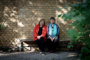 Jutta Shaikh und Christiane Löhnemann sitzen auf einer Bank