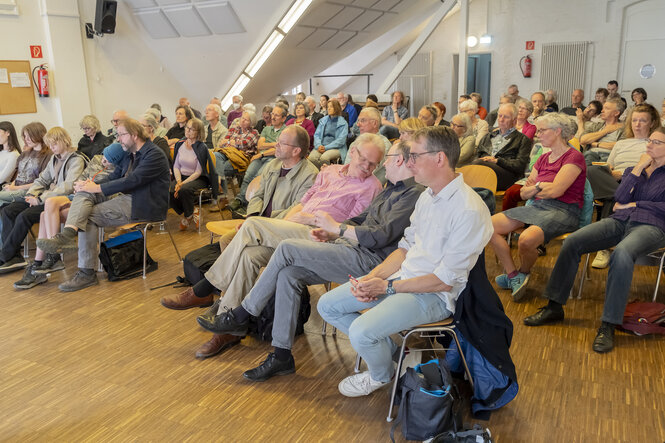 Viele Menschen in einem Veranstaltungsraum