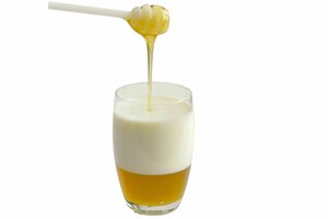 Glas Milch mit Honig