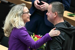 Das Bild zeigt die neue, von der CDU ausgesuchts, aber parteilose Kultursenator Sarah Wedl-Wilson und ihren aus der Linkspartei aiusgetretenen Vor-Vorgänger Klaus Lederer