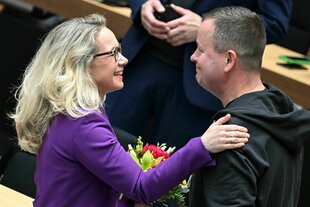Das Bild zeigt die neue, von der CDU ausgesuchts, aber parteilose Kultursenator Sarah Wedl-Wilson und ihren aus der Linkspartei aiusgetretenen Vor-Vorgänger Klaus Lederer