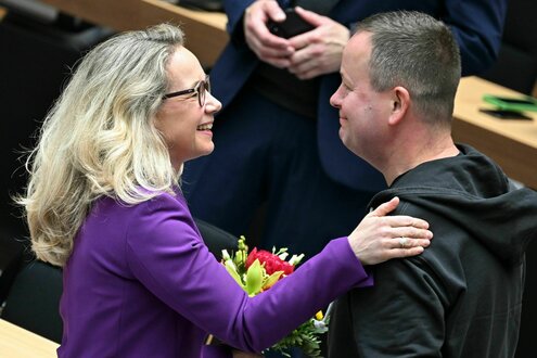Das Bild zeigt die neue, von der CDU ausgesuchts, aber parteilose Kultursenator Sarah Wedl-Wilson und ihren aus der Linkspartei aiusgetretenen Vor-Vorgänger Klaus Lederer