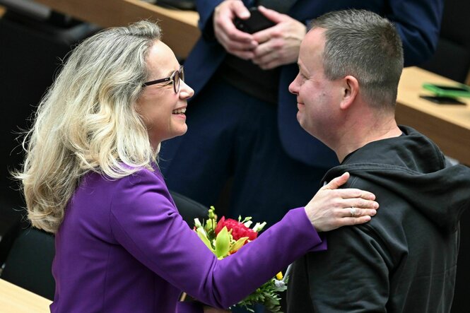 Das Bild zeigt die neue, von der CDU ausgesuchts, aber parteilose Kultursenator Sarah Wedl-Wilson und ihren aus der Linkspartei aiusgetretenen Vor-Vorgänger Klaus Lederer