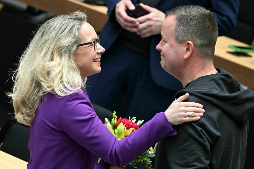 Das Bild zeigt die neue, von der CDU ausgesuchts, aber parteilose Kultursenator Sarah Wedl-Wilson und ihren aus der Linkspartei aiusgetretenen Vor-Vorgänger Klaus Lederer