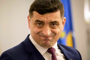 George Simion schaut verknittertdes unterlegenen rechtsextremen Kandidaten George Simion