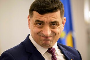 George Simion schaut verknittertdes unterlegenen rechtsextremen Kandidaten George Simion