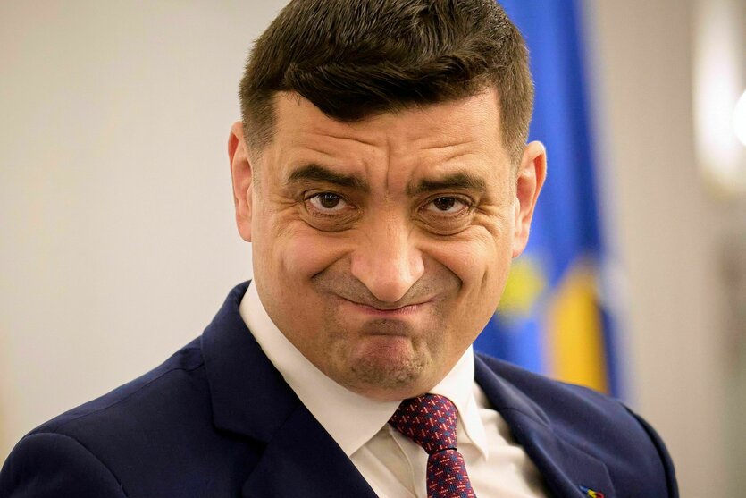 George Simion schaut verknittertdes unterlegenen rechtsextremen Kandidaten George Simion