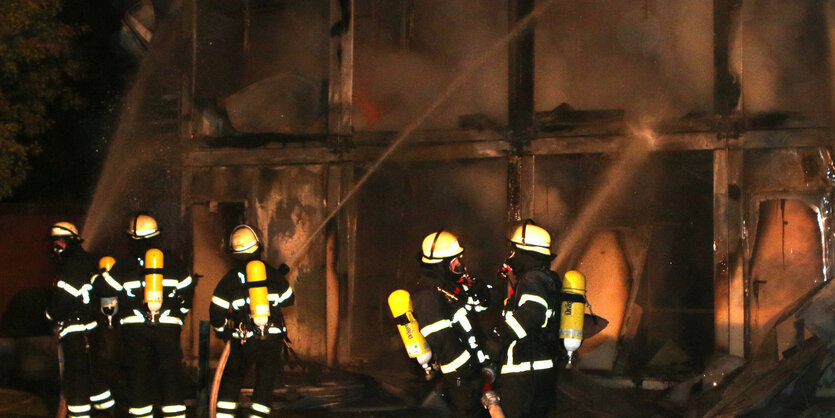 Feuerwehr löscht Brand in Flüchtlingsunterkunft