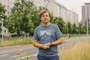 Sergej Lebedew im T-Shirt auf dem Mittelstreifen einer Straße in Berlin